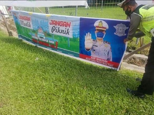 Pasang Spanduk, Polres Kutim Larang Warga Piknik dan Mudik