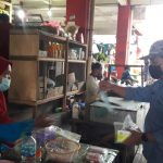 Lurah Gunung Telihan, Hamdani (kanan) saat memberikan masker ke pedagang Pasar Telihan.