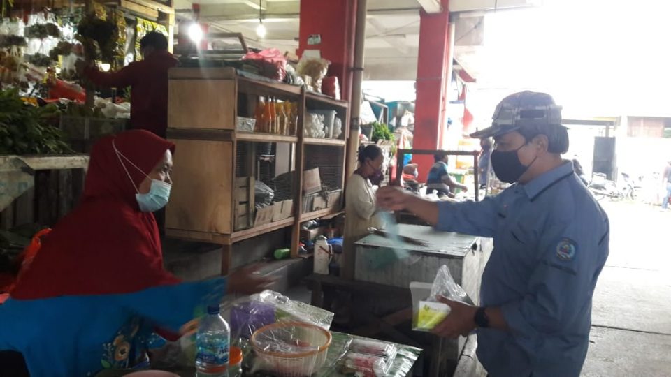 Lurah Gunung Telihan, Hamdani (kanan) saat memberikan masker ke pedagang Pasar Telihan.